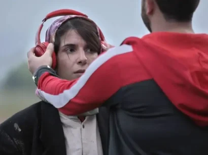 Filmszene aus Matarsak: Lida mit roten Kopfhörern